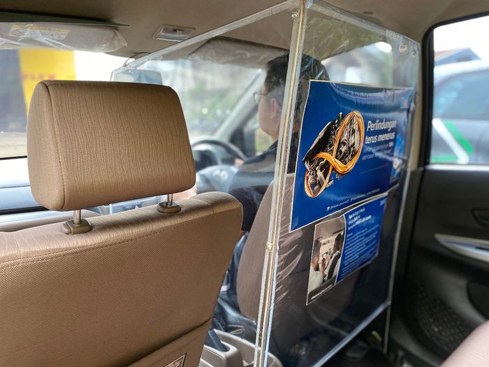 Mobil™ Lubricants buatkan sekat partisi antara supir dan penumpang GrabCar