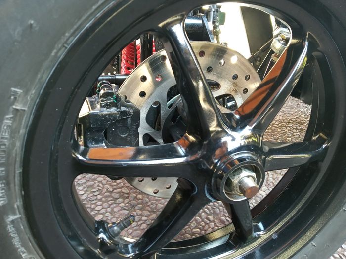 Dua roda depan Yamaha FreeGo trike dilengkapi cakram