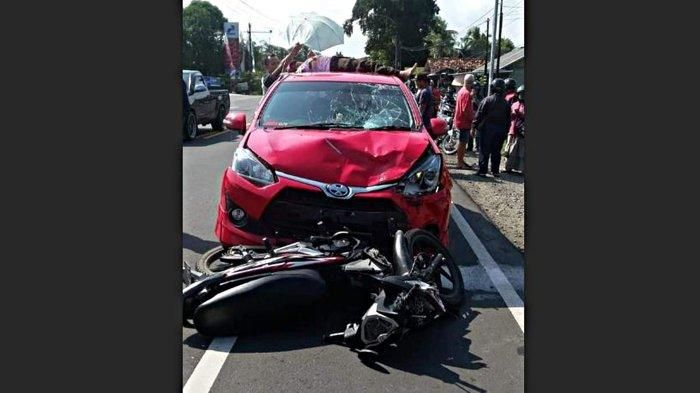 pengendara motor terkapar di atas Toyota Agya