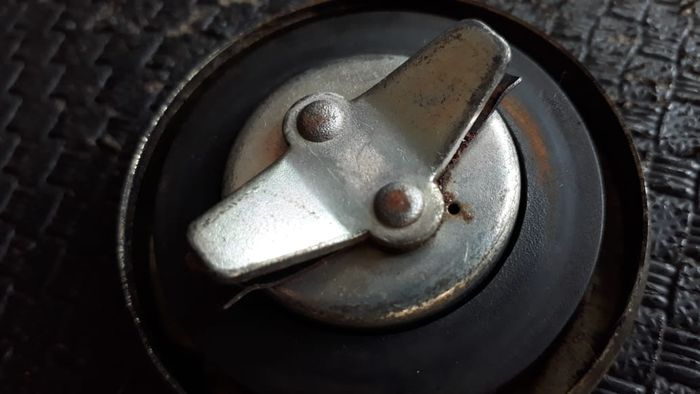 Pada tutup tangki terdapat lubang kecil