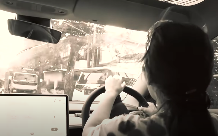 Ashanty kaget ada truk melaju dari arah berlawanan saat mau belok ke gang sempit