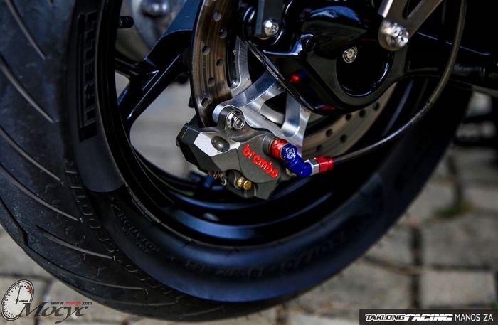 Kaliper Brembo dua piston untu rem belakangnya