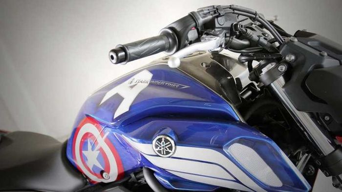 Kelir biru untuk tema Captain America