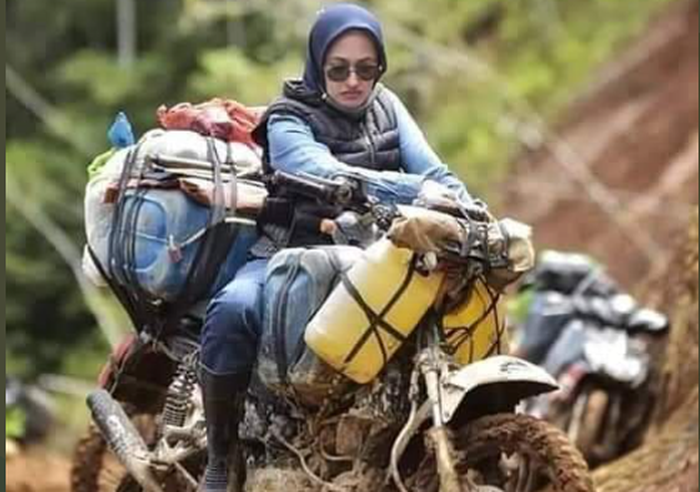 Bupati Luwu Utara, Indah Putri Indiani berpose dengan motor trabas saat akan mengantarkan sembako