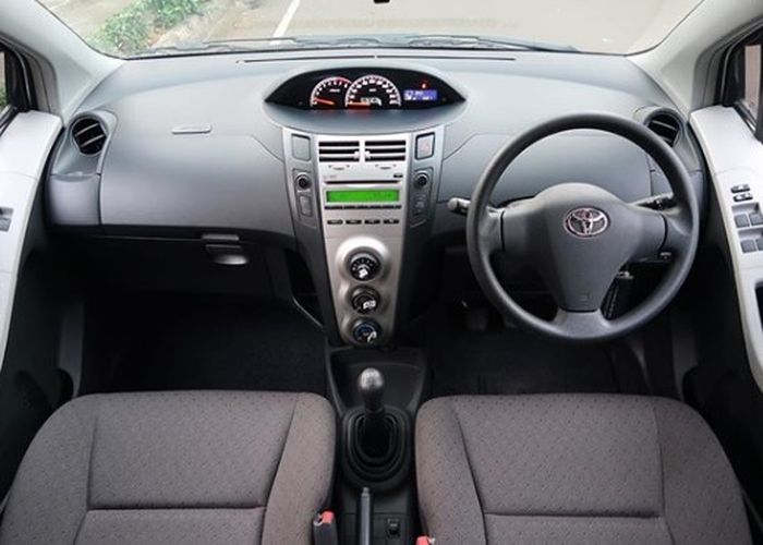 Interior Toyota Yaris Tipe J 2012 kondisi bekas