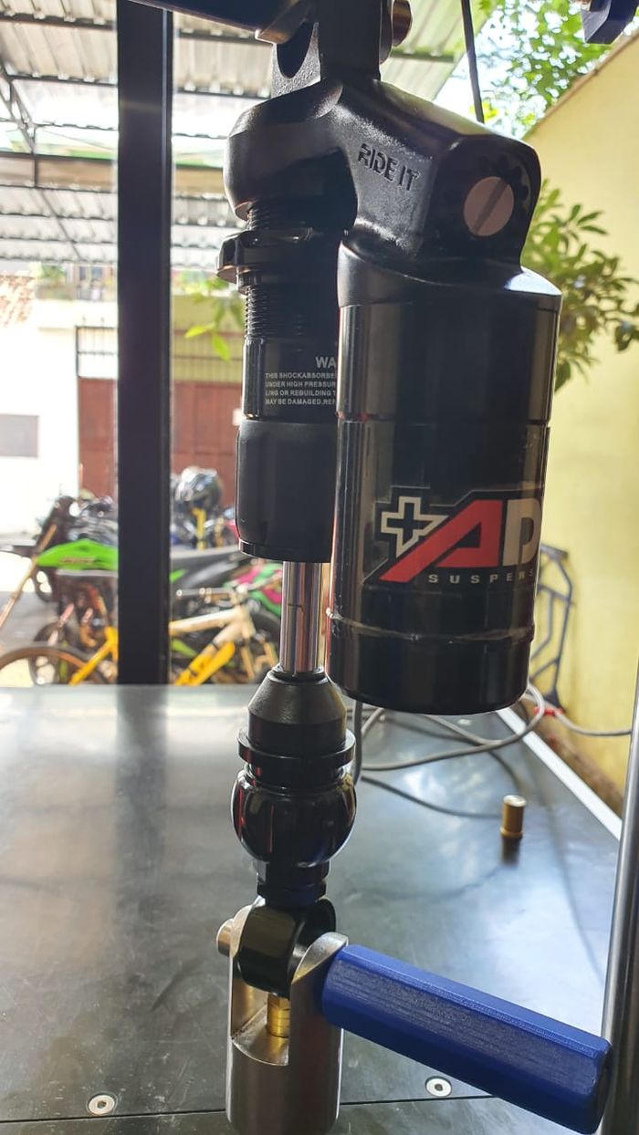 Sokbreker di-dyno menggunakan dyno khusus sok untuk melihat karakter damping nya