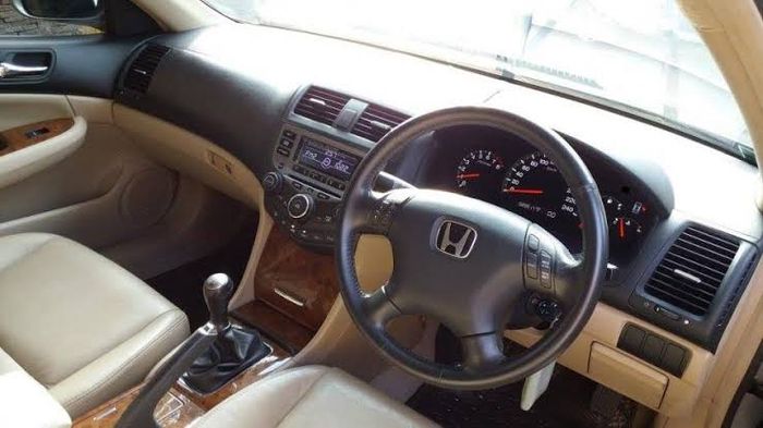 Interior Honda Accord generasi ke-7