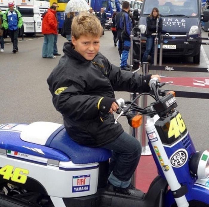 Fabio Quartararo kecil selalu berpose dengan segala hal yang bernuansa pembalap idolanya, Valentino Rossi