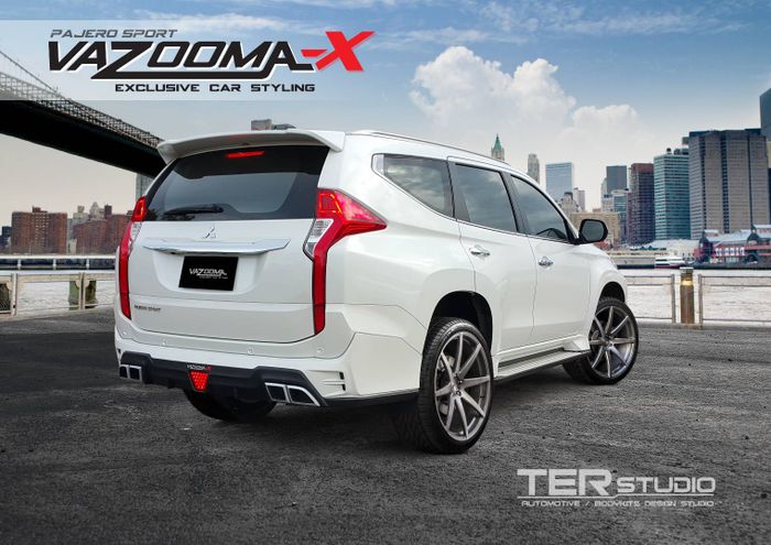 Skirt tambahan di bumper belakang dengan tiruan 4 lubang knalpot dan stoplamp model F1 di tengahnya