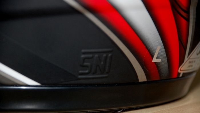 Ilustrasi logo SNI di helm motor