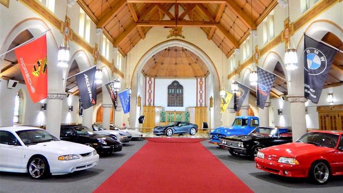 Bangunan gereja dibikin tempat penyimpanan mobil ekslusif