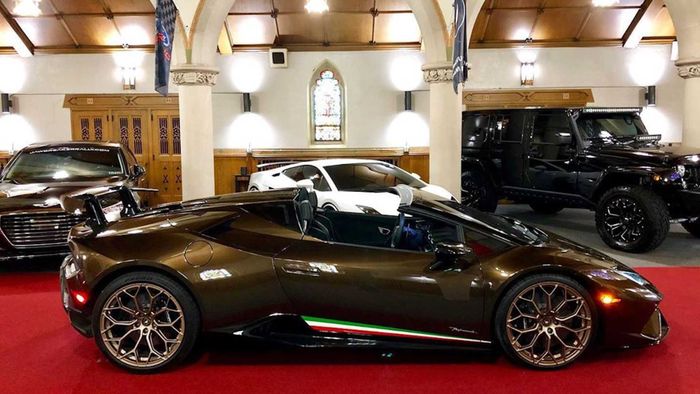 Bangunan gereja dibikin tempat penyimpanan mobil ekslusif