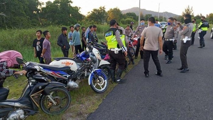 Tim Satlantas Polres Bangka merazia para pembalap liar di Jalan Raya Lintas Timur Desa Rebo Sungailiat Bangka, Minggu (14/06/2020). 