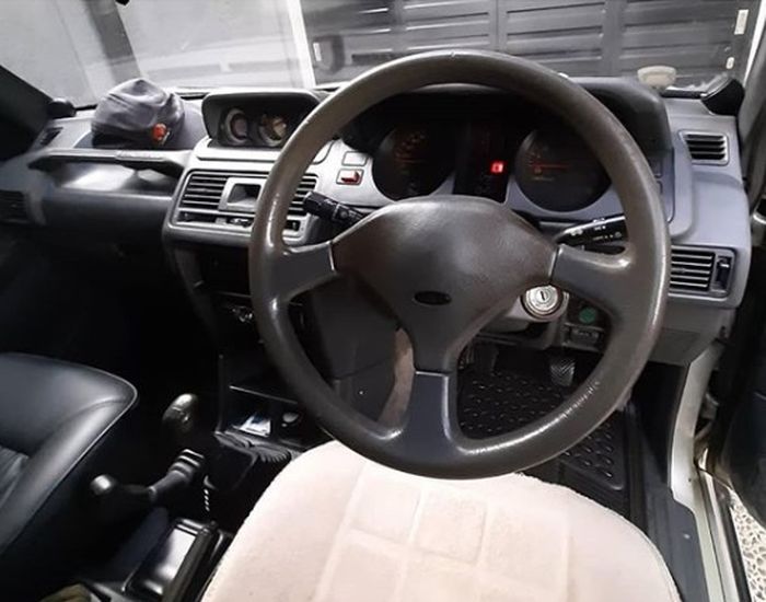 Interior Mitsubishi Pajero 4x4 tahun1995 kondisi bekas