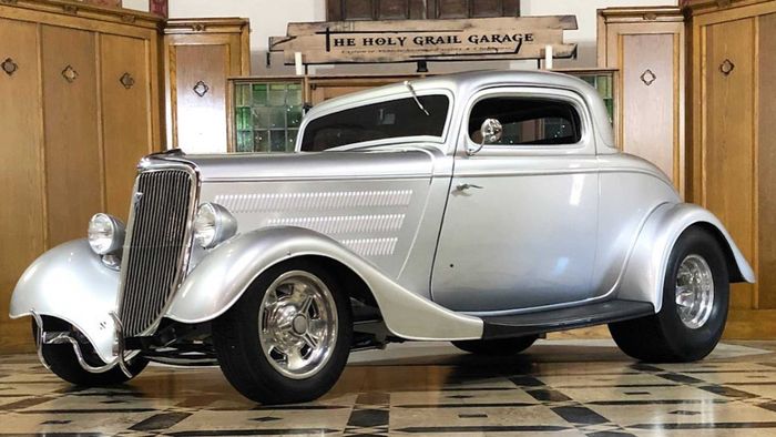 Bangunan gereja dibikin tempat penyimpanan mobil ekslusif