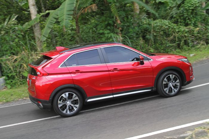 Mitsubishi Eclipse Cross sedang melewati jalan yang menanjak