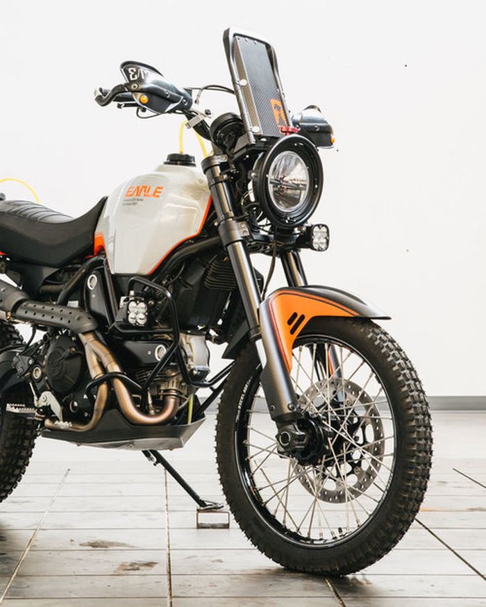 Windshield tinggi khas motor adventure