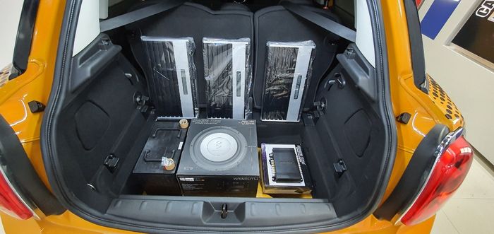 Subwoofer Pasif, 3 Power Amplifier, dan Digital Signal Processor dari Ground Zero yang Dipasang di Reference Car Sistem Audio Mobil