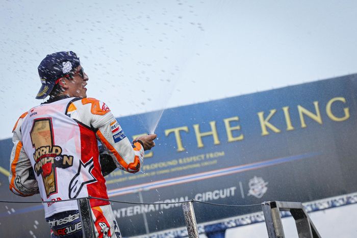 Marc Marquez melakukan selebrasi setelah mengkunci gelar juara dunia MotoGP 2019 di sirkuit Buriram