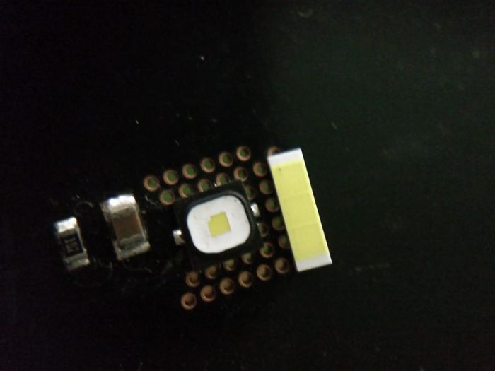 Ini perbedaan LED yang di-upgrade, kiri LED standar FreeGo dan kanan LED upgrade 15 watt lebih panjang