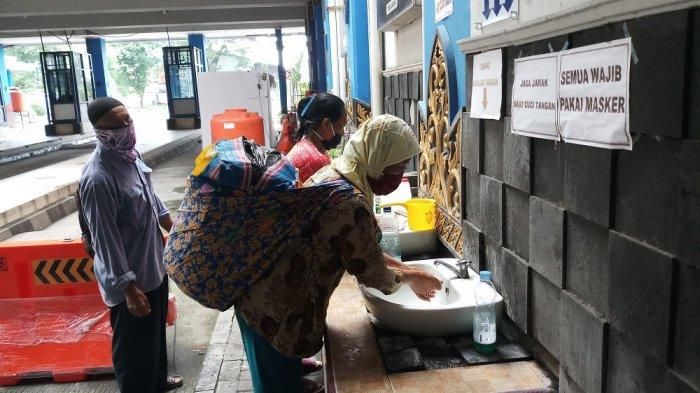 Ilustrasi calon penumpang di Terminal Giwangan yang mencuci tangan sebelum menaiki bus.