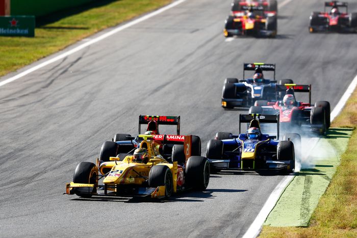 Sean Gelael (nomor 21) saat memimpin balapan F2 Italia di sirkuit Monza tahun 2017 silam.