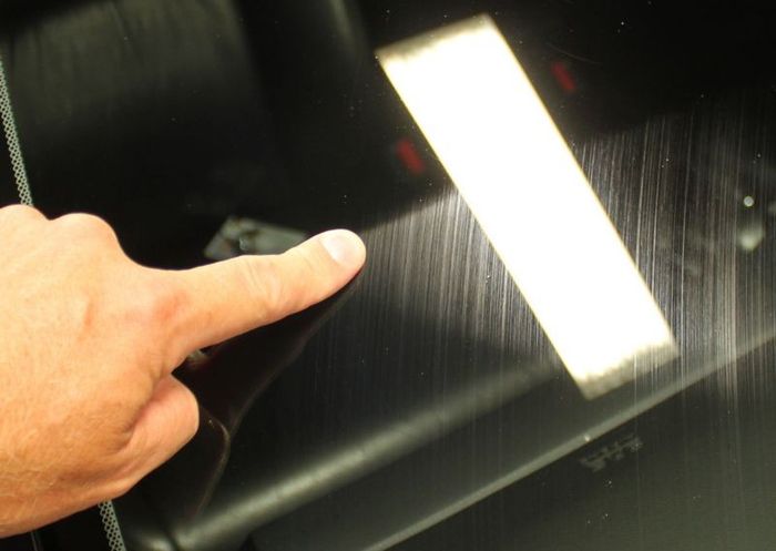 Ilustrasi baret pada kaca