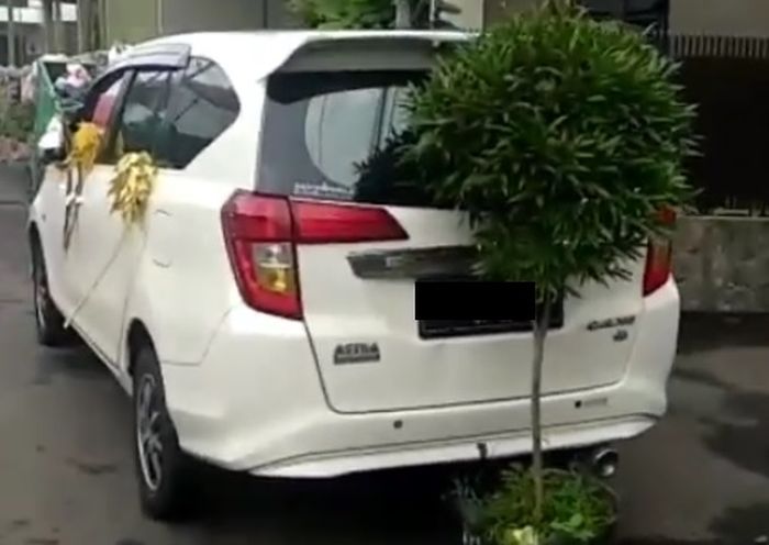 Toyota Calya parkir di pertigaan jalan