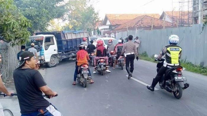 Dump truk yang menghantam Toyota Calya di Jalan Jamaluddin, Kabupaten Sampang, Madura, Kamis (18/06/2020).