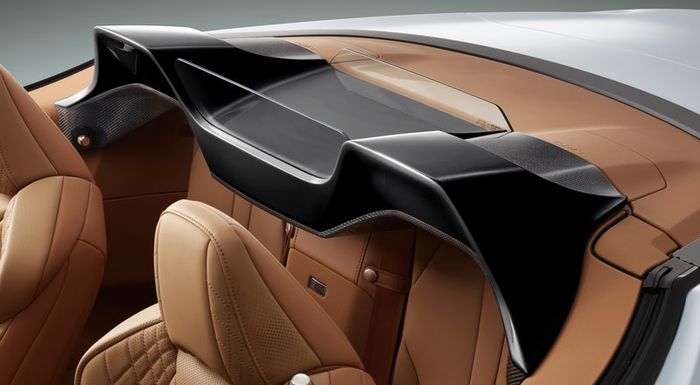 Cover plastik dibalik sandaran kepala untuk mengurangi kebisingan dan hempasan angin