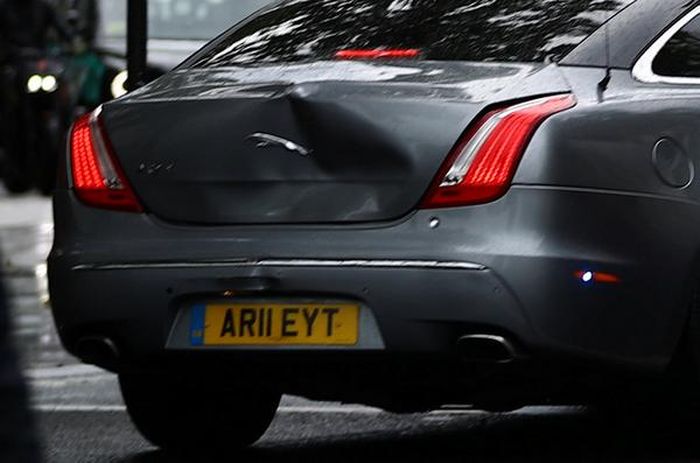 Tampak penyok di pintu bagasi Jaguar XJ Sentinel yang ditumpangi Perdana Menteri Inggris, Boris Johnson