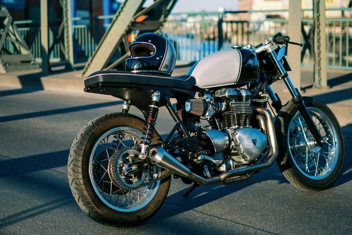 Triumph Thruxton cafe tracker minimalis