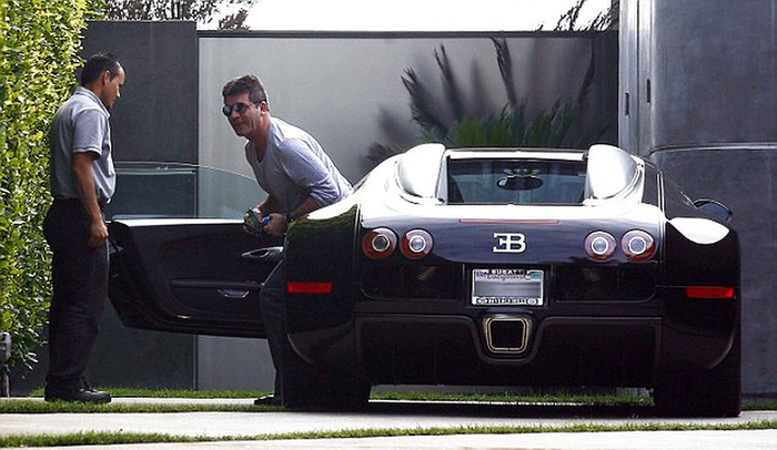 Simon Cowell saat turun dari mobil