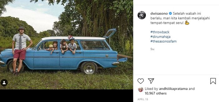 Dwi foto bersama keluarga di mobil berkelir biru muda