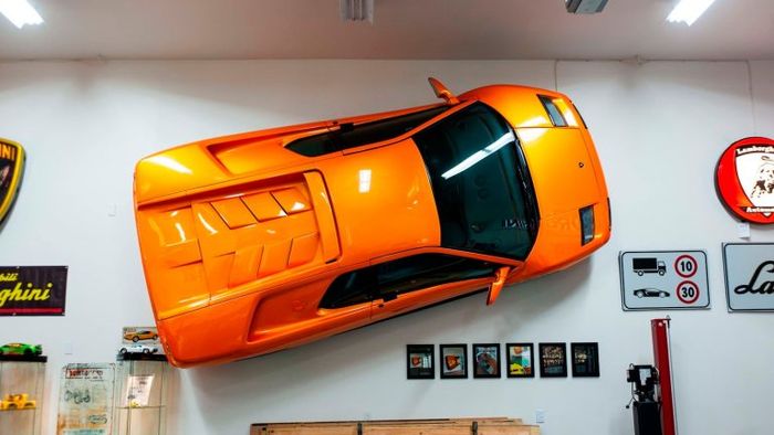 Lamborghini Diablo VT dipajang di dinding 