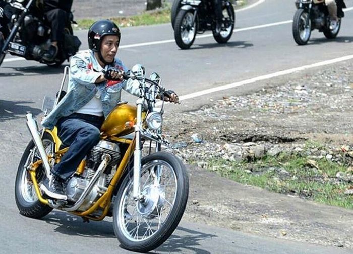 Presiden Jokowi memacu Royal Enfield Bullet 350 &quot;Chopperland&quot;