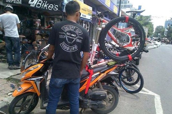 Bike rack di motor.