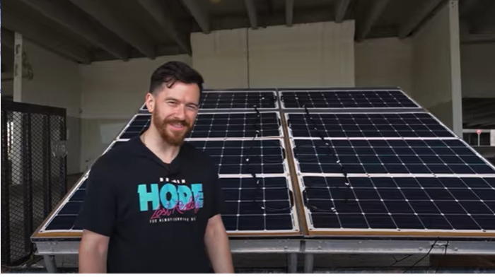 YouTuber ini uji coba mengisi baterai Tesla Model 3 menggunakan sinar matahari