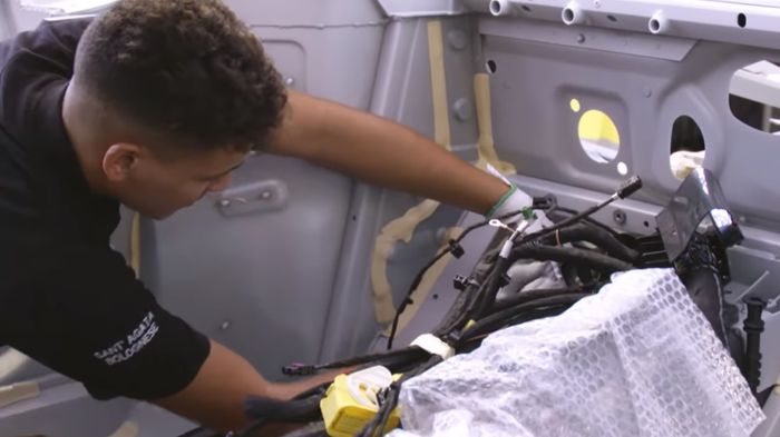 Pemasangan kabel di Lamborghini Hurracan Evo secara manual oleh pekerja pabrik.