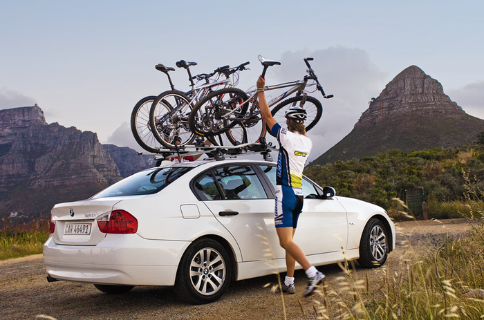 Bike rack yang ditempatkan di atap cocok digunakan untuk mobil sedan yang 'ceper.'