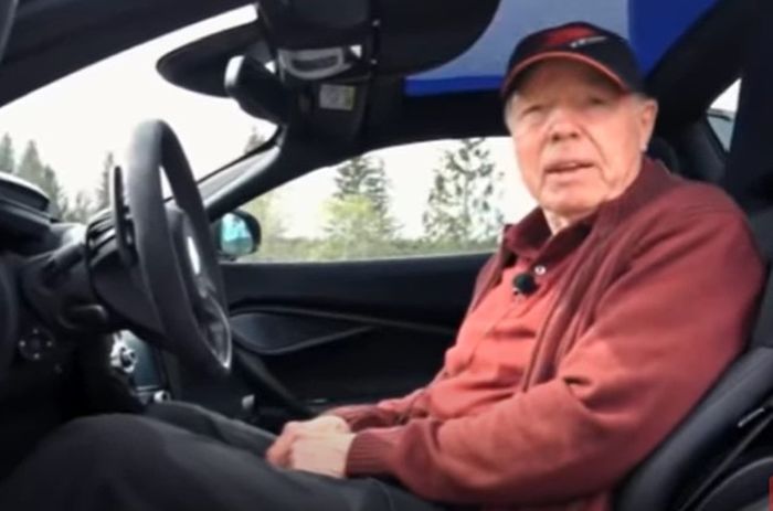 Henry Harrfeldt saat menceritakan beberapa koleksi mobil sport miliknya