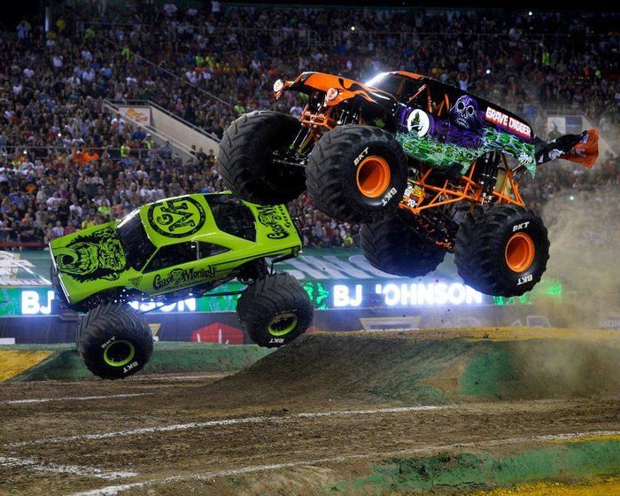 Monster truck merupakan kendaraan 4x4 terkuat dan bertenaga besar