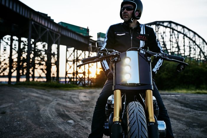 Bagian wajahnya bergaya street tracker