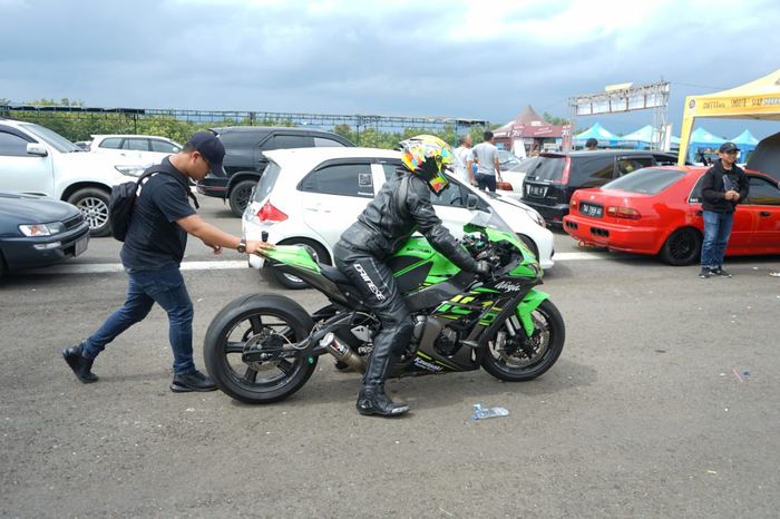 Qbot beserta ZX-10R.