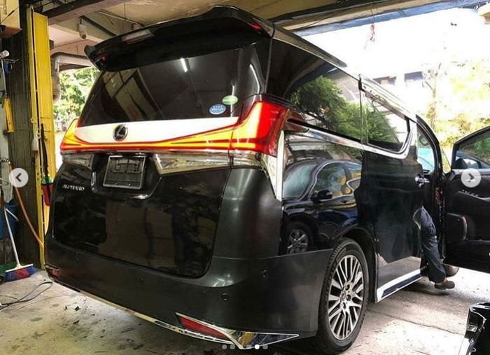 Tampilan belakang Toyota Alpahrd ala Lexus LM 350