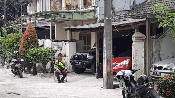 Personel kepolisian melakukan penjagaan di kediaman John Kei Perumahan Tytyan Indah, Kecamatan Medan Satria, Kota Bekasi, Senin, (22/6/2020). 