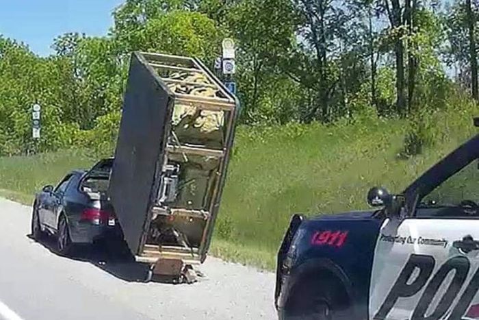 Petugas kepolisian Ontario, Kanada saat menikuti pengemudi Porsche 968 yang angkut bak mandi jumbo