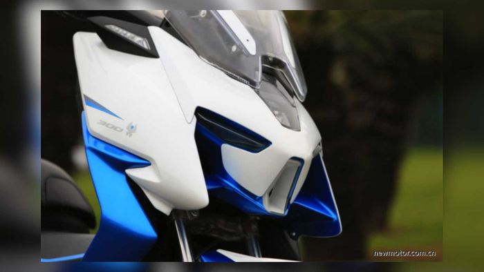 Tampilan Zontes ZT300T-M yang bisa jadi inspirasi modifikasi skutik maxi