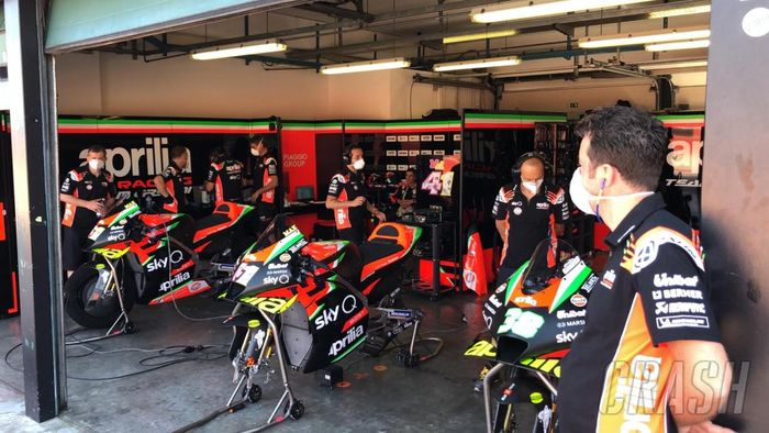 Kru memakai masker di tes privat Misano