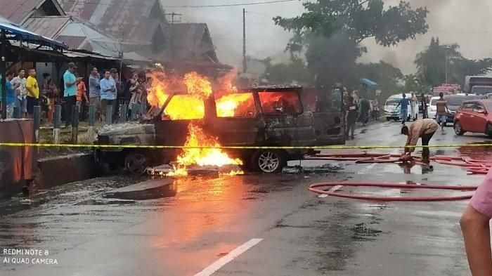 Toyota Kijang terbakar di depan SPBU Lubuk Alung, Sumbar, Minggu (21/6/2020). 